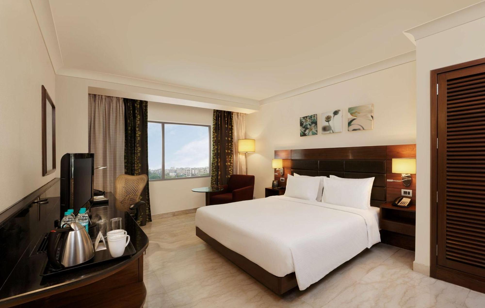 Hilton Garden Inn New Delhi/Saket מראה חיצוני תמונה